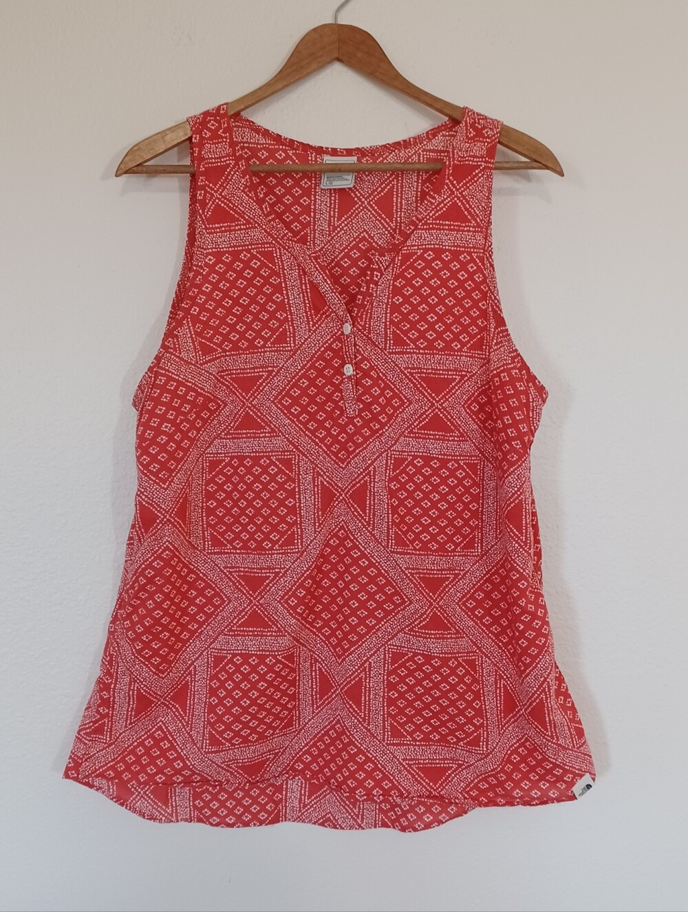 The North Face Barilles Coral Geometric Print Henley Tank Top Size Large - Picture 2 of 9